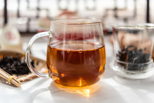 复古窗前的一杯热的红茶