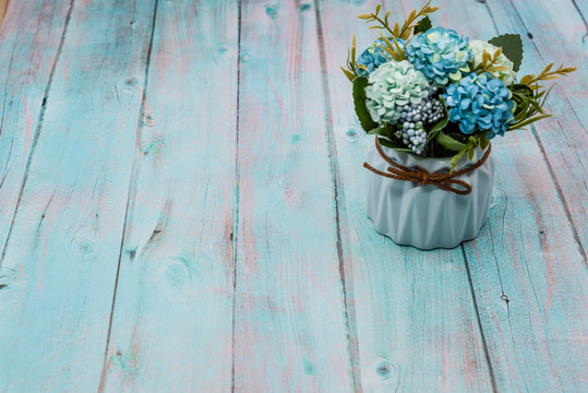 蓝色风格木桌面和花束背景