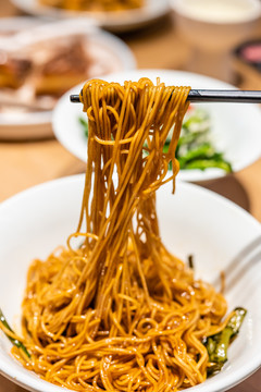 上海著名小吃开洋葱油面