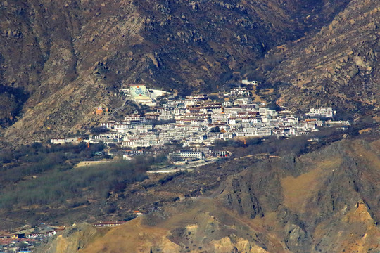 拉萨南山公园远眺哲蚌寺