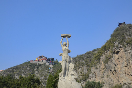 河南鹤壁古灵山女娲补天雕像