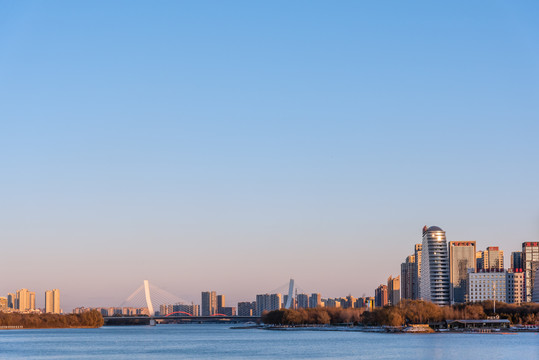 夕阳下中国辽宁沈阳浑河风景