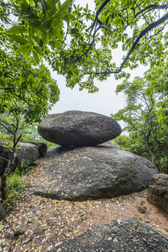 深圳梅林后山飞来石