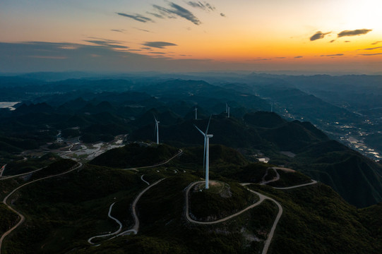 航拍湘西羊峰山风力发电机组