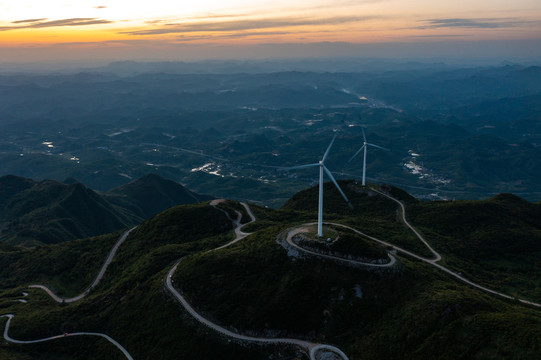 航拍湘西羊峰山风力发电机组