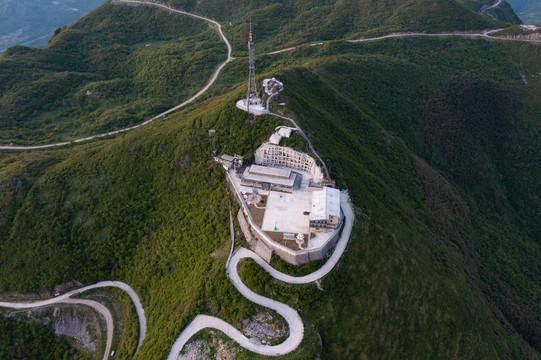 航拍湘西羊峰山风力发电机组