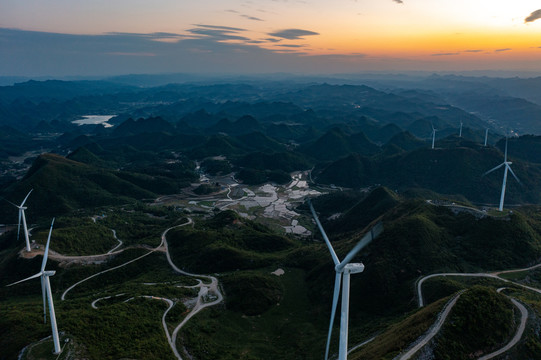 航拍湘西羊峰山风力发电机组