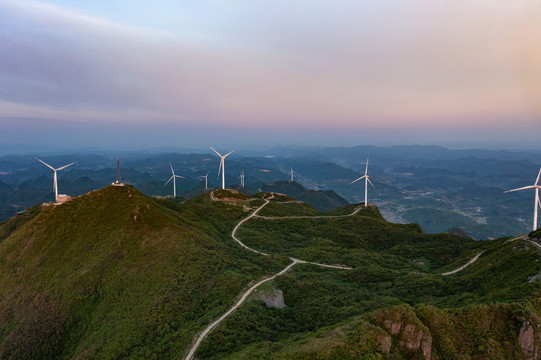 航拍湘西羊峰山风力发电机组