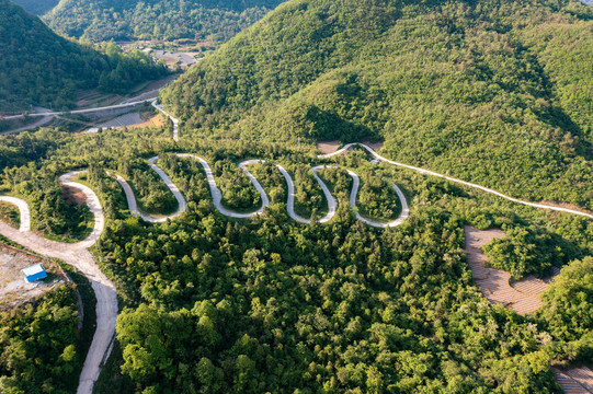 航拍湖南湘西的山间公路