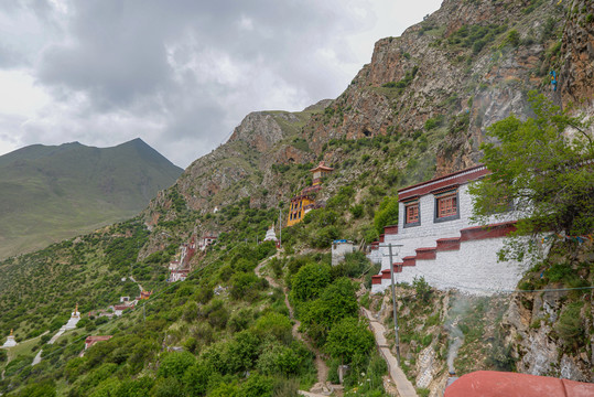 西藏查叶巴石窟寺