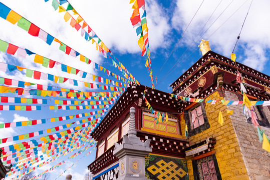 西藏经幡庙宇建筑