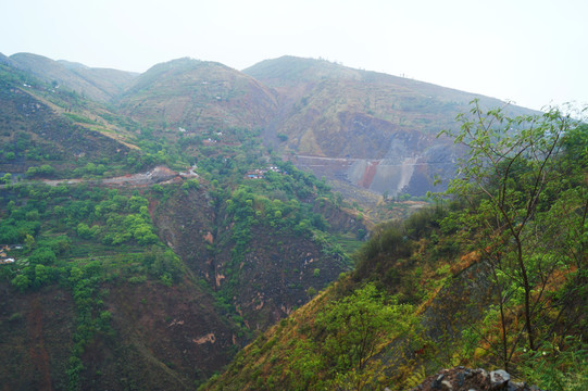 云雾缭绕大山