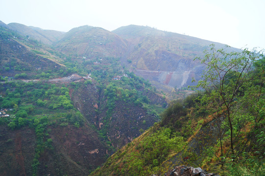 云雾缭绕大山