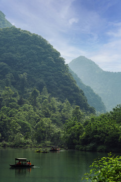 青山绿水中的游船