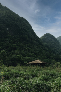 山村田野中的凉亭