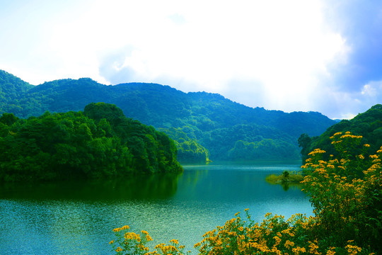 山间湖泊