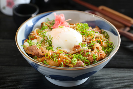溫泉蛋牛肉飯
