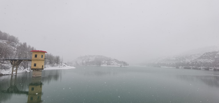 雪后水库