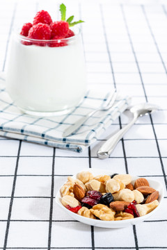 桌子上的树莓酸奶和坚果