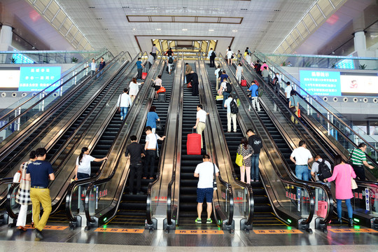 高铁机场自动扶梯