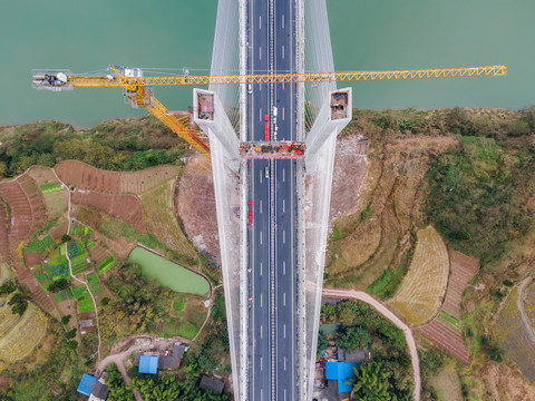 在建高速公路跨江大桥