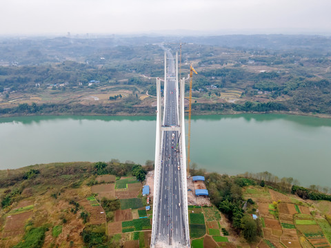 在建高速公路跨江大桥