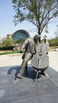 演奏大提琴雕像