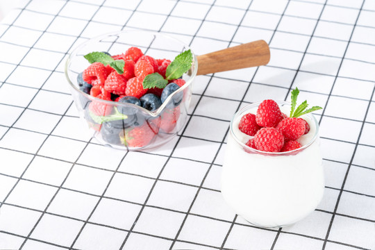 新鲜的水果和树莓酸奶