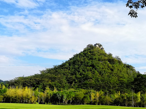 蓝天白云孤山