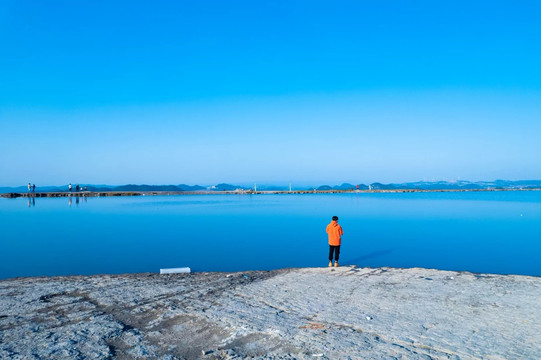 蓝色湖泊