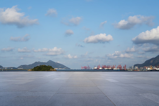 前进的道路和海岸线风光