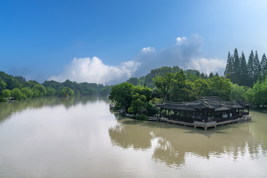 扬州瘦西湖湖心岛自然风景