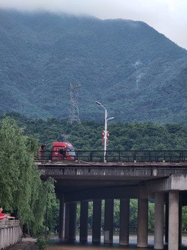 桥面通过的汽车