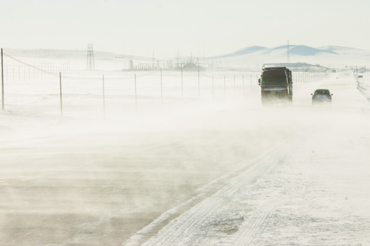 冬季道路风雪汽车