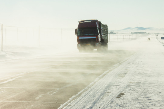 风雪公路白毛风卡车