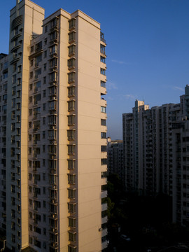 蓝天下高层住宅楼