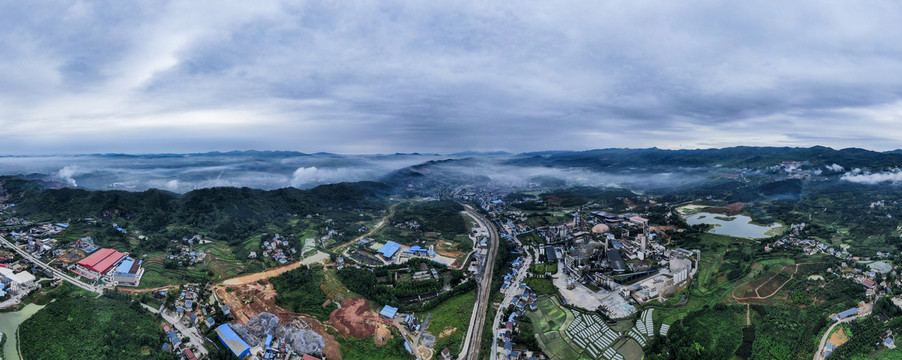 连绵起伏山川迷雾