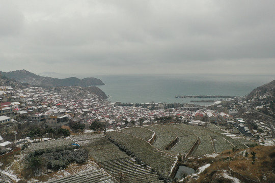 阴天中的青山村