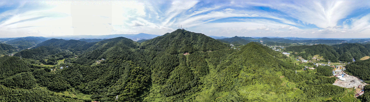 南方丘陵山川全景图