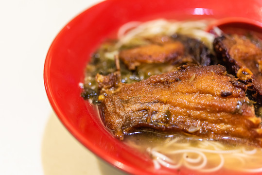一碗上海著名小吃爆鱼面