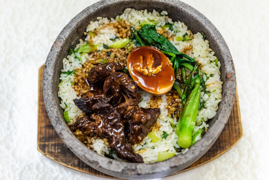 一碗牛肉石锅拌饭