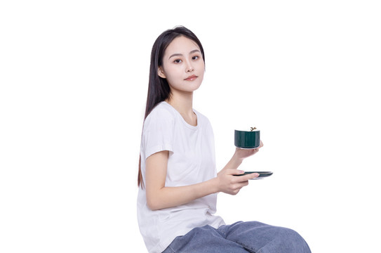 年轻的女性端着咖啡杯