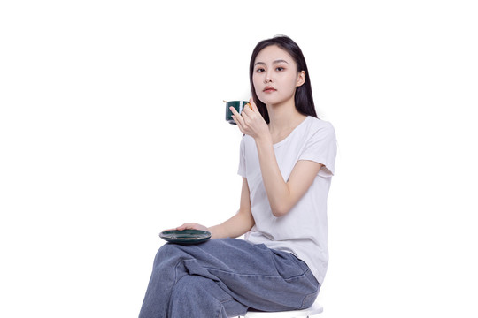 东方女性拿着咖啡杯