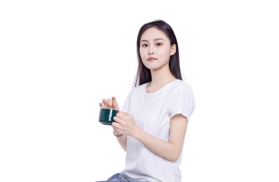 东方女性拿着咖啡杯