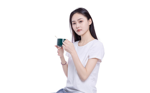 东方女性拿着咖啡杯