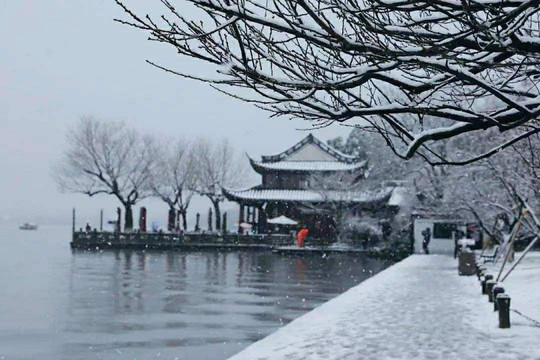 水边雪景