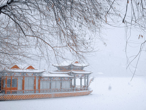 湖面雪景