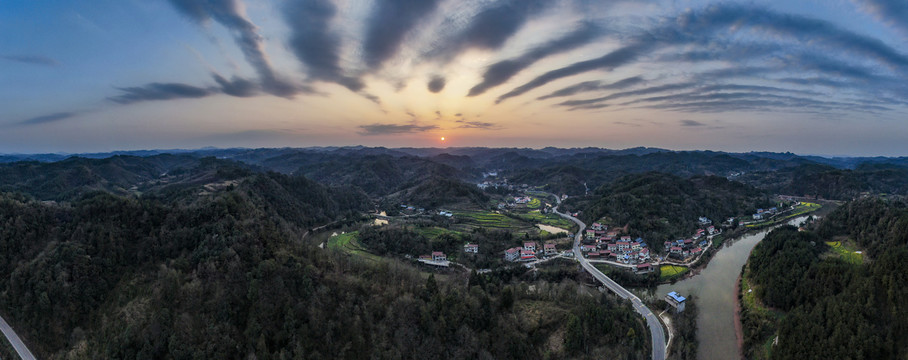 丘陵乡村日落晚霞全景图