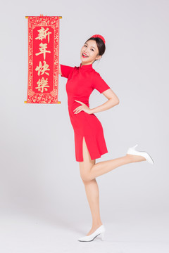 穿着红旗袍拜年的亚洲年轻女孩