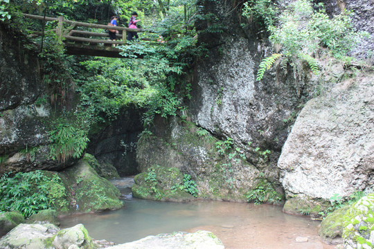 山中潭水